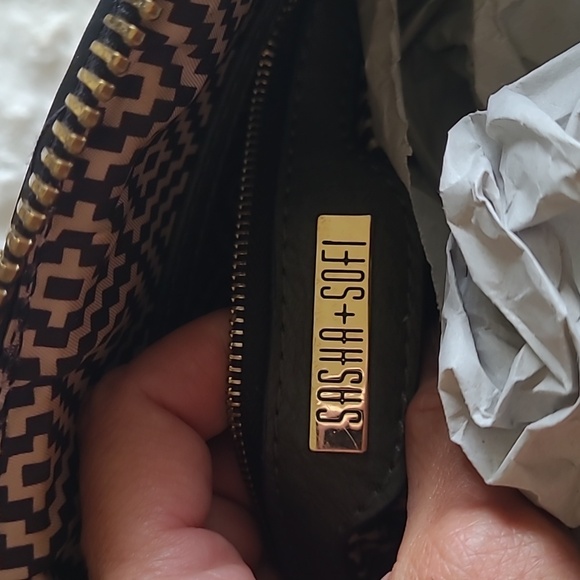 Sasha + Sofi gray zippered purse with weave design. Handle and shoulder strap. - Picture 3 of 17